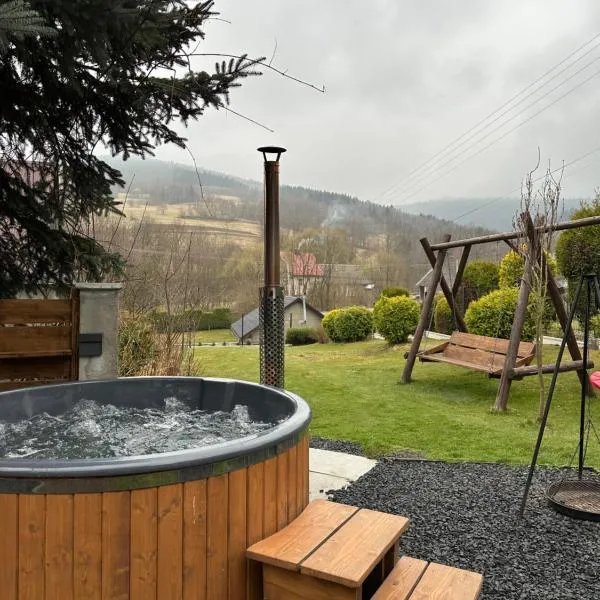 Dom w górach z kominkiem i balią ogrodową Sielanka, hotel in Skomielna Czarna