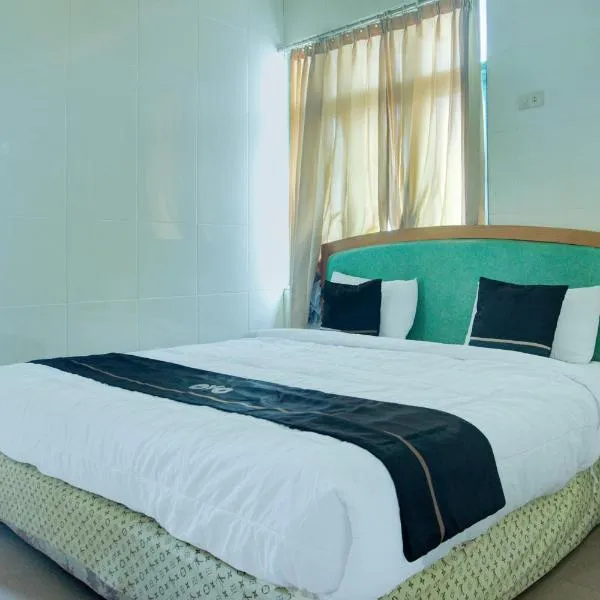 Townhouse Oak Palembang Near Jembatan Ampera Formerly Azzura Hotel, hotel in Palembang