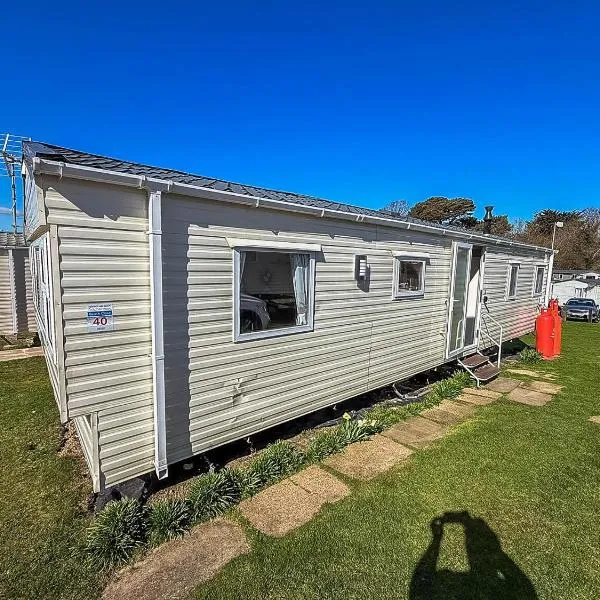 Homely Caravan At Kessingland Beach Holiday Park, Suffolk Ref 90040Bc, hotel v destinaci Benacre