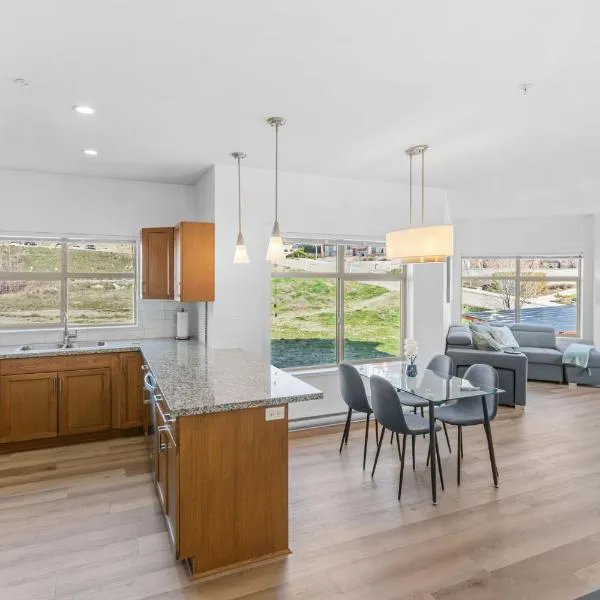 Luxury Lake View Condo in West Kelowna, 5 Star Resort with Pool, Hot Tub and Gym, hotel in West Kelowna