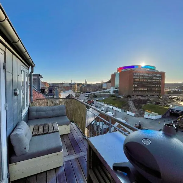 Central rooftop apartment by ARoS with balcony, hotel v destinaci Arhus