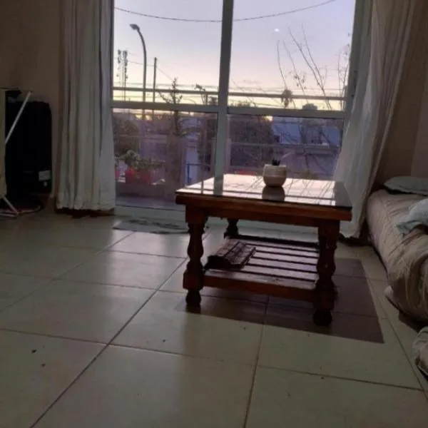 Dpto con balcón, hotel in Olavarría