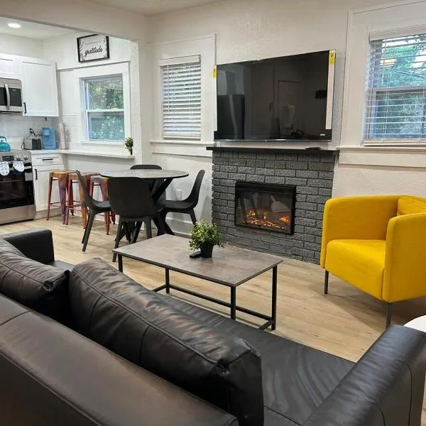 Downtown Zen 2-Bedrooms Private Bungalow, hotel in St. Petersburg