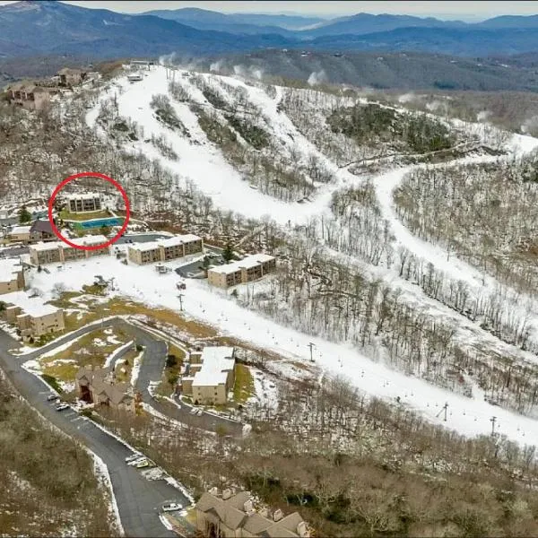 The Sugar Suite - Renovated with a View! AC! POOL, Hot tub, sauna, gym, EV, hotel in Sugar Mountain