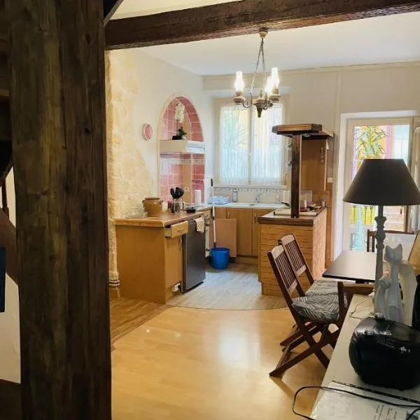 Appartement au cœur de Mirepoix avec climatisation, hotel v destinaci Mirepoix