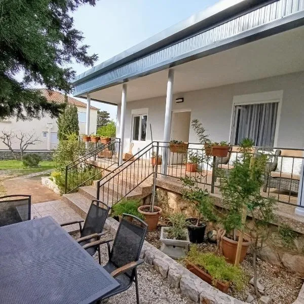 Holiday Home Lola - large outdoor area, hotel v destinaci Starigrad-Paklenica
