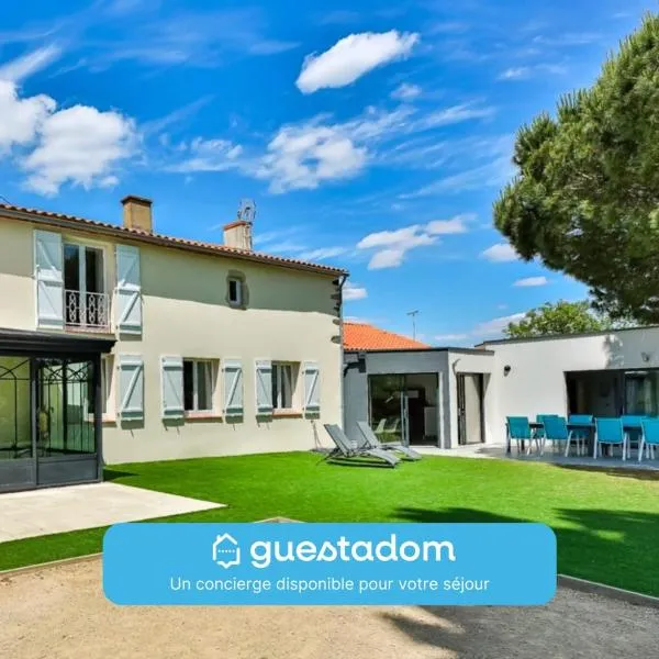 L'Atrie-Villa Piscine - Jacuzzi - Sauna, hotel in Aizenay