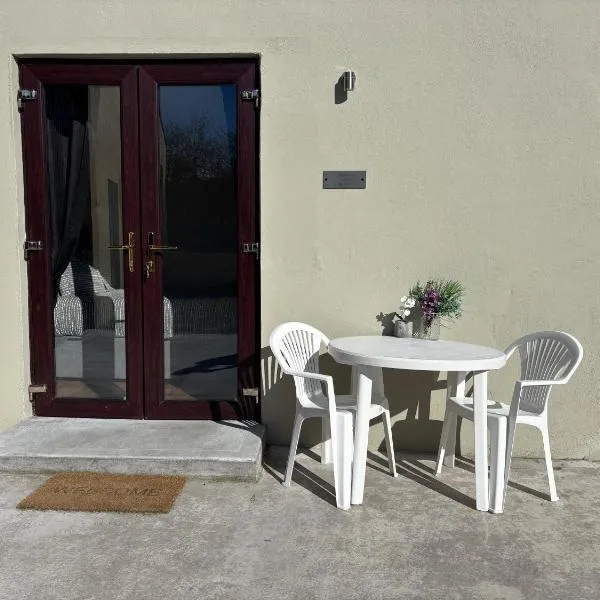 Private Detached Small Bedroom and Bathroom Only- This is not an apartment- No clothes storage or cooking facilities, hotel v destinaci Droichead an Bhuitléaraigh