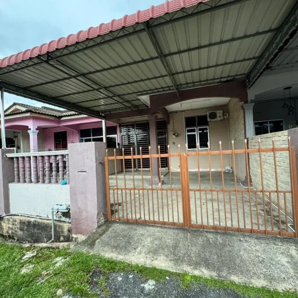 D Anggun Homestay, hotel v destinaci Kampung Gurun