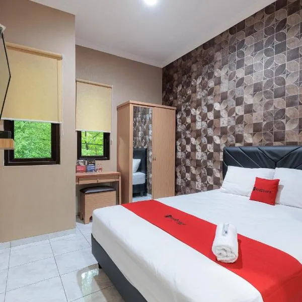 Urbanview Syariah Hotel Tiga ER near Karawang Central Plaza, hotel v destinaci Karawang