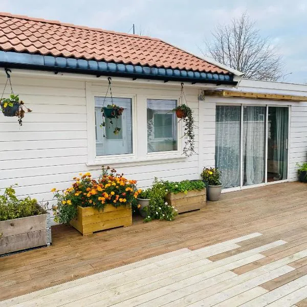 Entire apartment with free parking, hotel in Sandnes