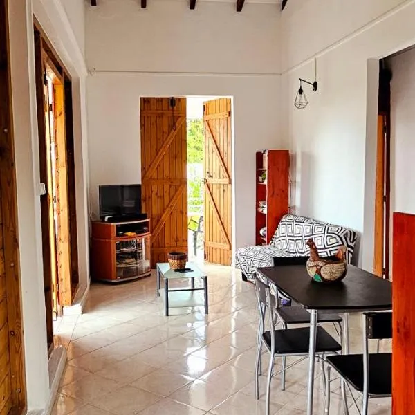 Spacieux haut de villa proche plage, hotel v destinaci Anse-Bertrand