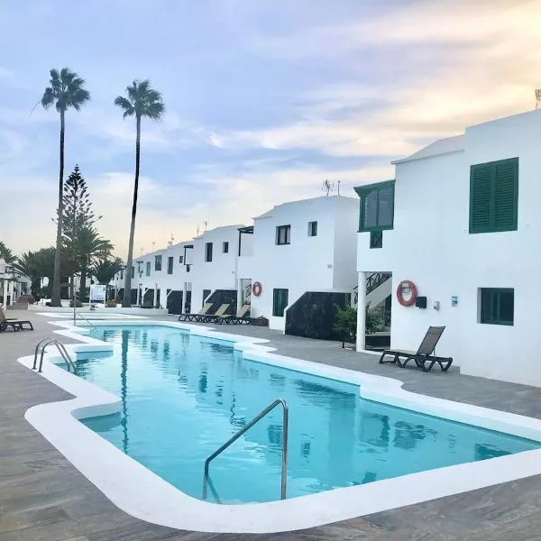 Beach house near the sea with pool, hotel en Puerto del Carmen