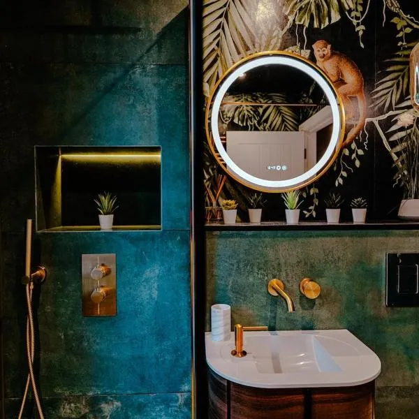 Chichester City Retreat - Stylish 4 Bed with LEGO Room, WFH Office and Free Parking, hotel u gradu 'Chichester'