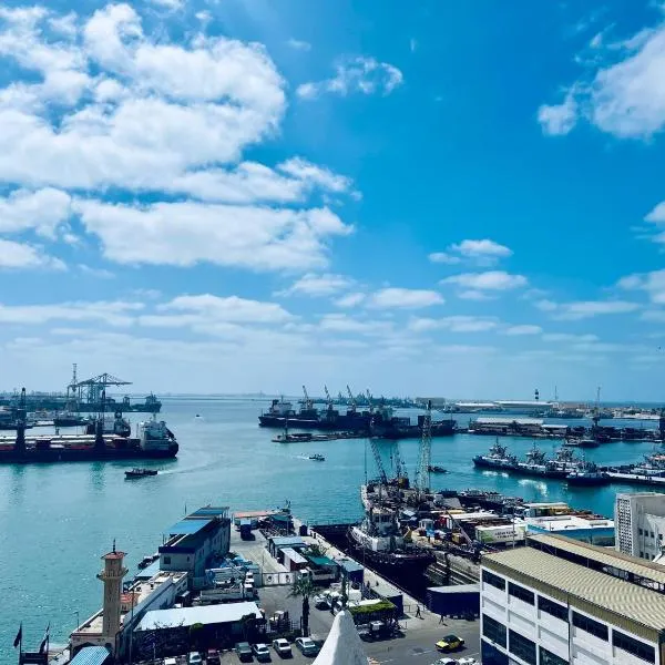 Private Room in shared apartment with Sea View Balcony，位于亚历山大的酒店