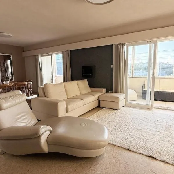 Flat in St Julians sea view, hotel in St Julian's