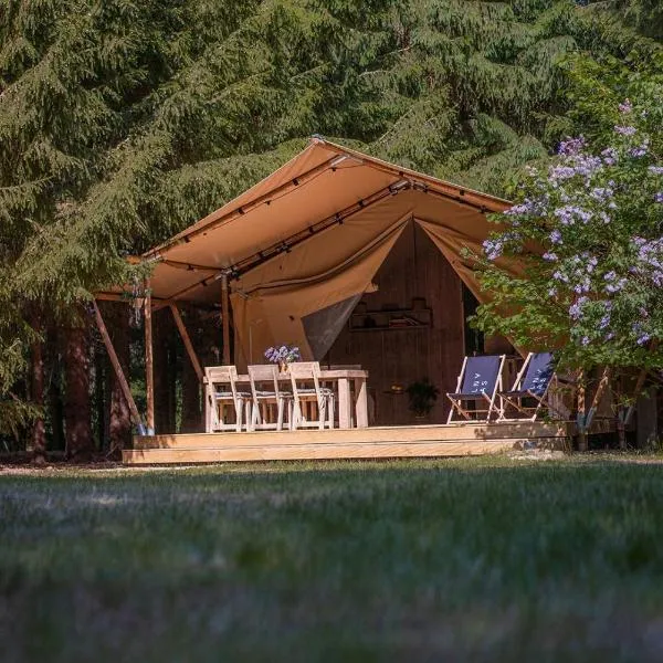 Wolny Las Glamping na Mazurach, hotel in Ławki