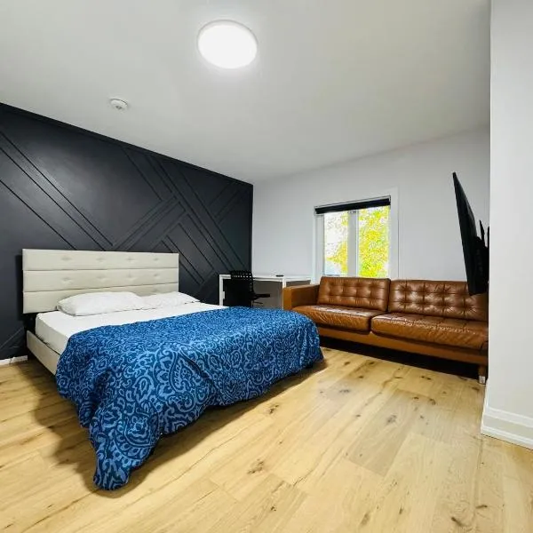 Spacious Room1, Airport, Free Parking, Sep Entrance, New Renovation, Shared Bathroom, hotel i Toronto