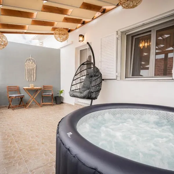 Luxury Getaway with Jacuzzi - Platanos House Salakos, Hotel in Sálakos