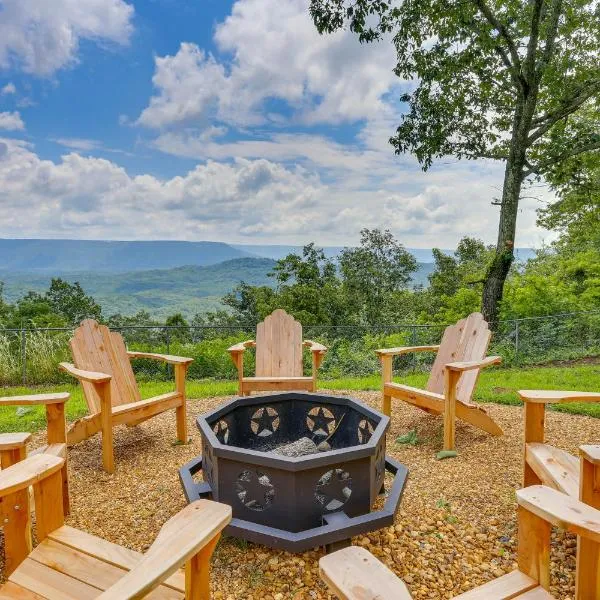 Mountain Retreat with Fire Pit in Flat Rock!, hotel v destinaci Flat Rock