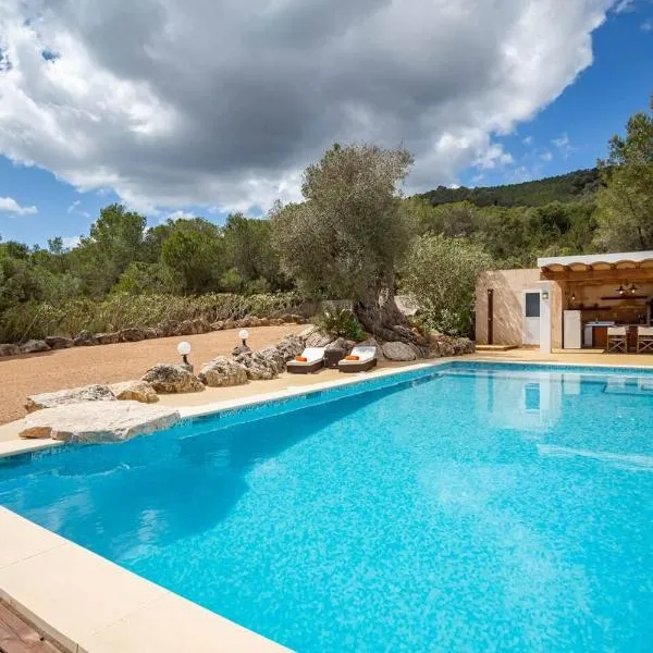 Charming 4BR Finca With XXL Private Pool - Short Walk to UNVRS & Amnesia, hotel San Antonióban