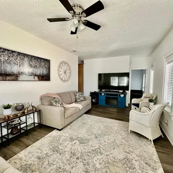 #1 - 5BR 1BA - Unit A - Private Entire Home - WiFi – hotel w mieście Midland