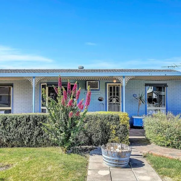 Charming Coastal Cottage-Steps Away from the Beach, hotel en Aldinga Beach
