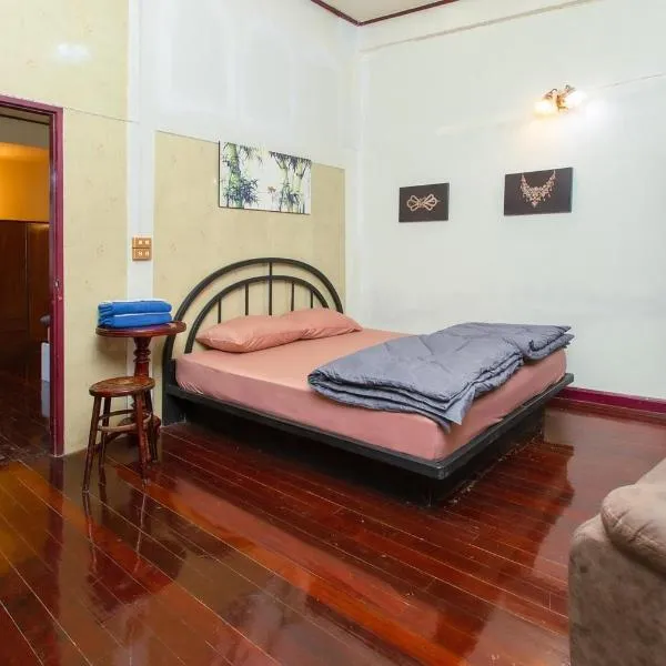 OYO 75469 Baan Kong Hostel, hotel v destinaci Ban Talat Takua Pa