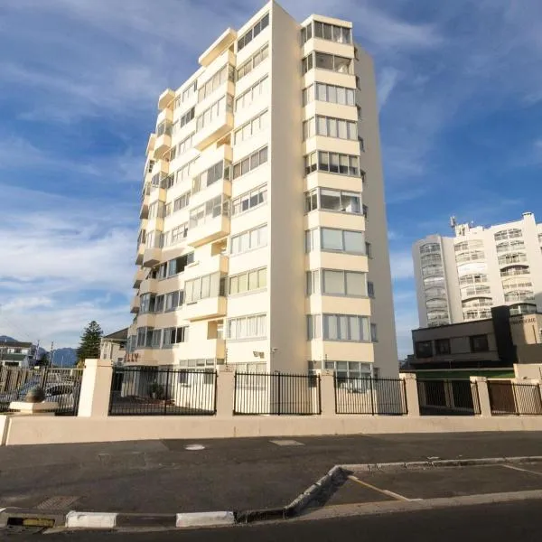Romilly Beachfront 92, hotel in Strand