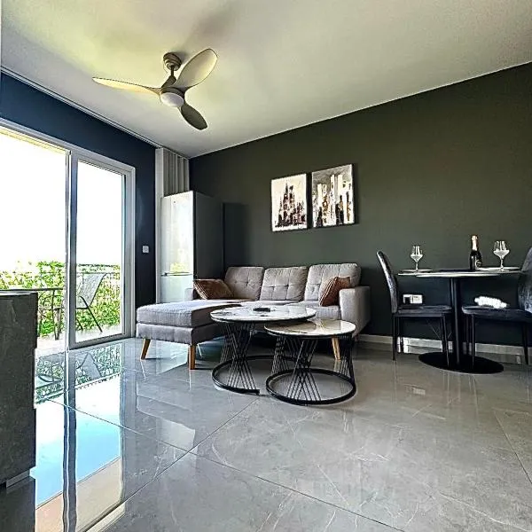 K15 Luxe Oasis Retreat - 3 Minute Drive to Beach，位于帕福斯的酒店