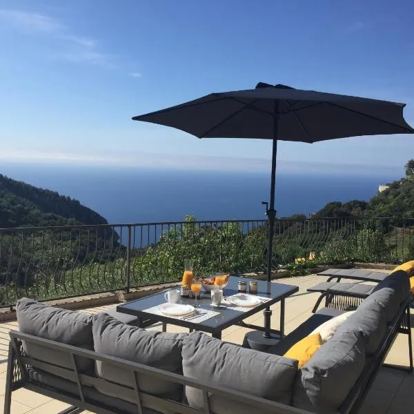Appartement Eze Village proche Monaco fabuleuse vue mer et vieux village, hotel v destinaci Èze