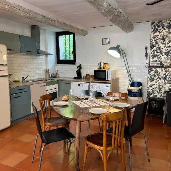 Maison cosy en Provence Proche Golf Pont Royal, hôtel à Alleins