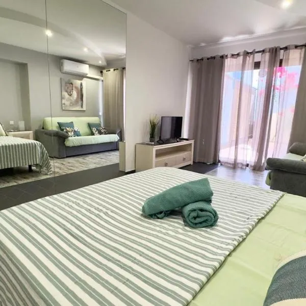 Inside Club Atlantis resort- fabulous Bungalow、アデへのホテル