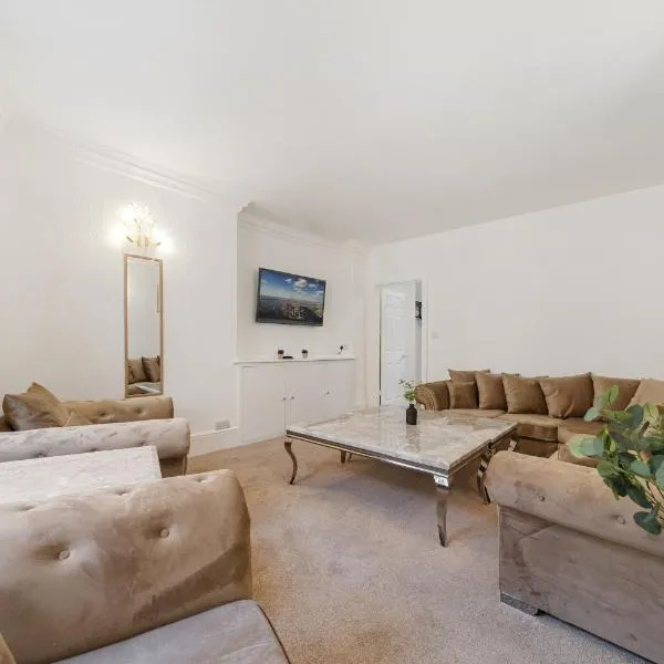 Prime Soho 3-Bedroom Apartment Steps from Piccadilly and Chinatown! No Lift 3GH, hotel u Londonu
