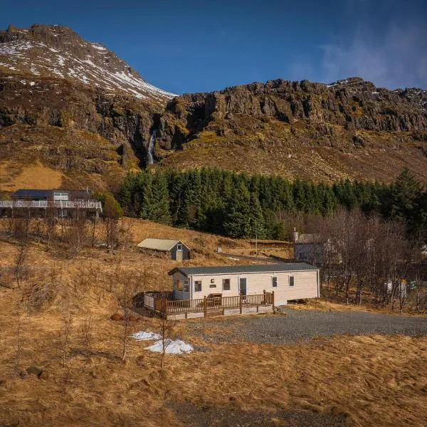 Home under a waterfall 7 mins from Glacier Lagoon, hotel v mestu Gerdi