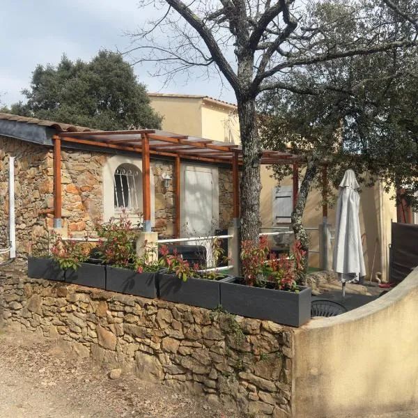 votre Cocon en pierre et son spa en option gîte le repos des chênes, hotel a Régusse