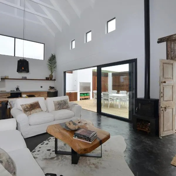 Salt Bungalow Yzerfontein, hotel in Yzerfontein