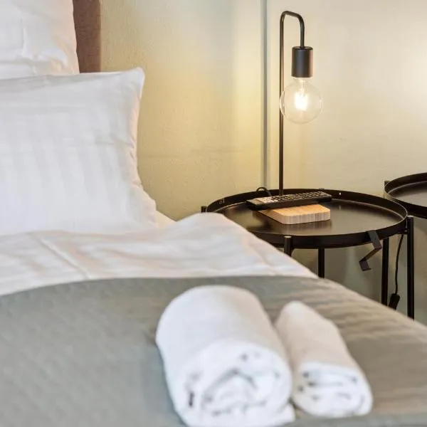 geräumige 2,5 Zimmer-Wohnung - Balkon - 6 Schlafplätze - Parkplatz, hotelli kohteessa Löchgau