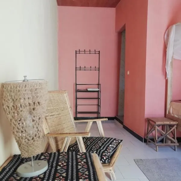 Maison Manour chambre 'soft breeze', hotelli kohteessa Mbour