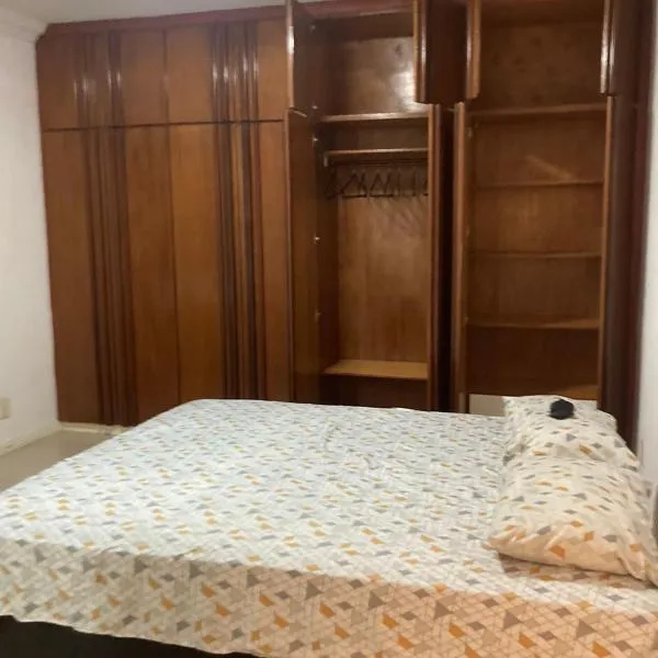 Suíte privativa com cama Queen em casa ampla e confortável em casa compartilhada, hotel v destinaci Palhoça