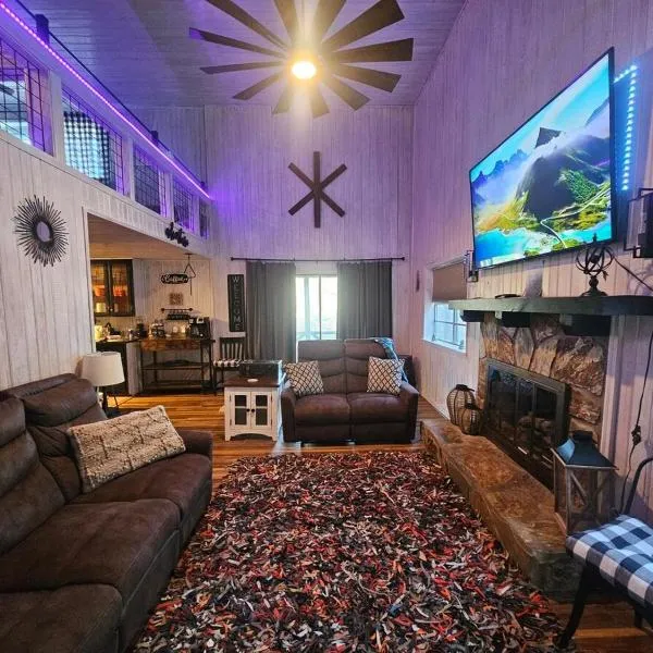 THE LEGEND OF ASKA- Blue Ridge Cabin, River & Mtn views, Hot Tub, Game room, hotell sihtkohas Blue Ridge