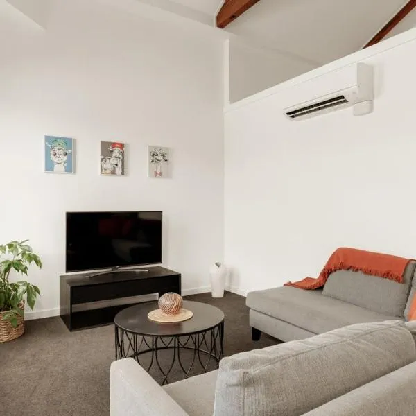 NEW - Middle of CBD Fresh 1BR Apt!, hotel in Gisborne