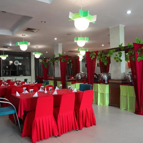 OYO 742 Mona Plaza Hotel, hotel v destinaci Pekanbaru