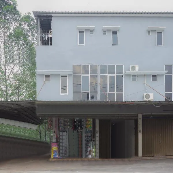 Hotel O 77 Guesthouse, hotel i Cilandak