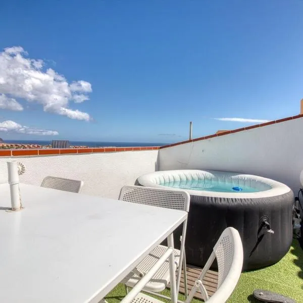 Casa Canaria bei Golf del Sur mit Meerblick Jacuzzi 4 Schlafzimmer und 2 Badezimmer perfekt für Familien und Gruppen, hotel in San Miguel de Abona