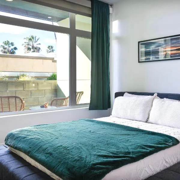 Bright & Stylish 1-Bedroom, Walk to Netflix, Perfect for Long Stays FREE PARKING, hotel in Los Angeles