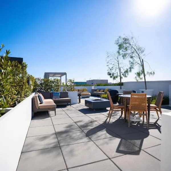 Ocean Breeze 2 bed Apt with FREE PARKING in Santa Monica, hotel in Los Angeles