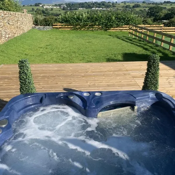 Luxury Cottage, views of the Lakes with Hot Tub, hotel v destinaci Cockermouth