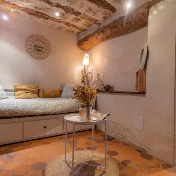 Maison de village au cœur des remparts, hotel v destinácii Sainte-Eulalie-de-Cernon