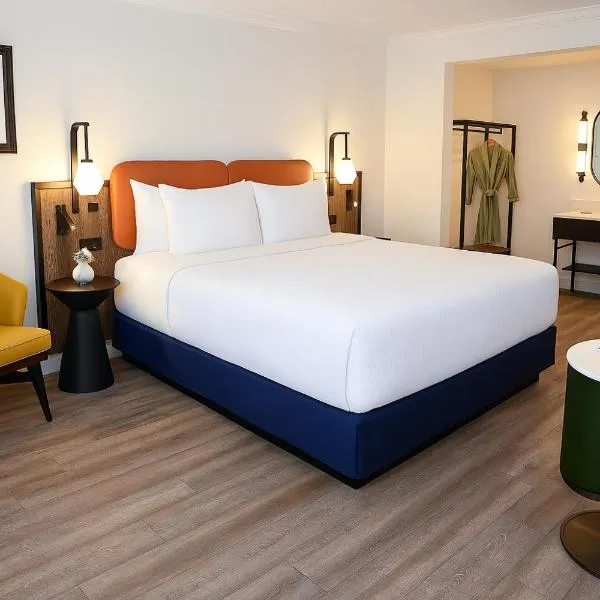 The Woodrose- NEWLY RENOVATED, hotel in Willits
